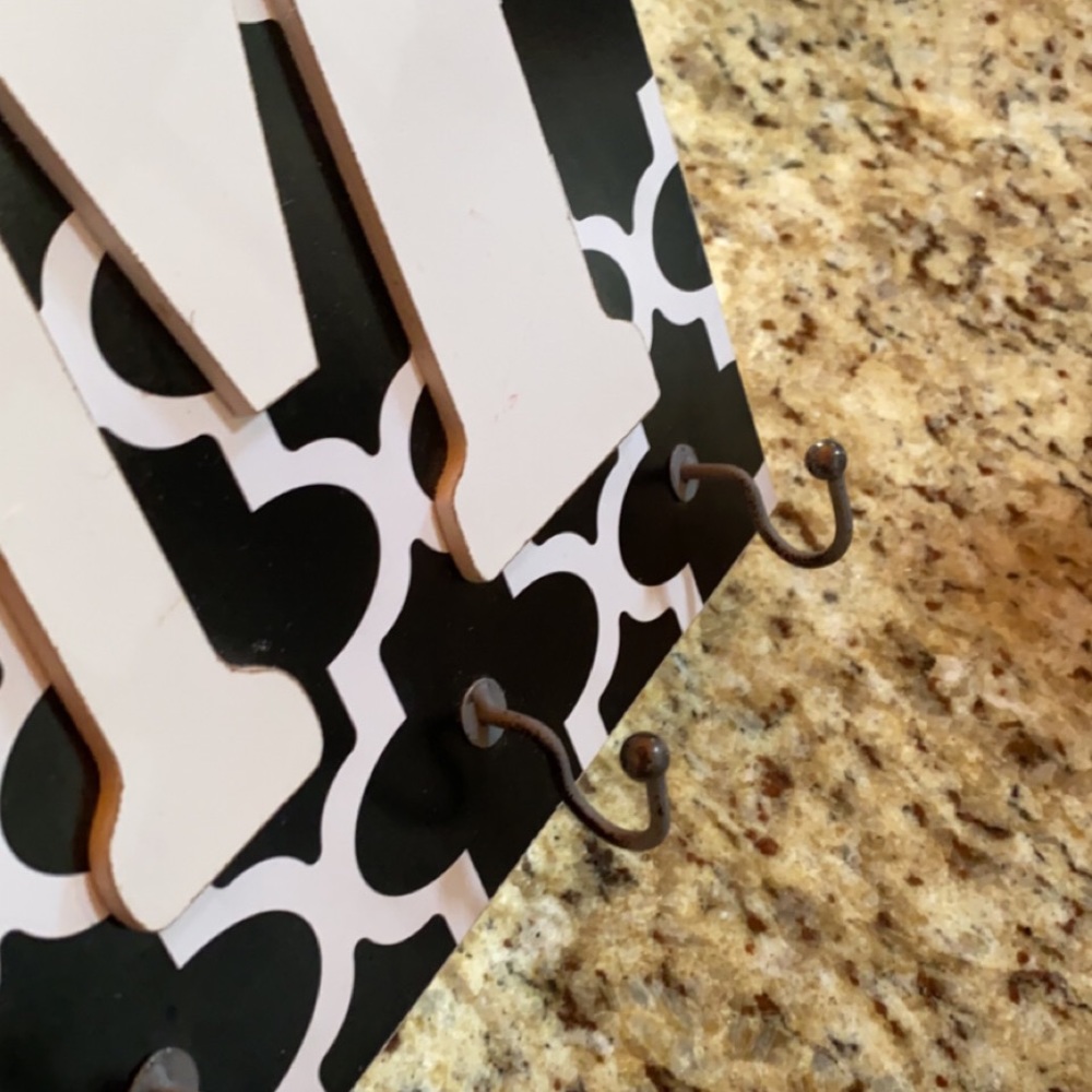 “M” initial plaque - Picture 3 of 3